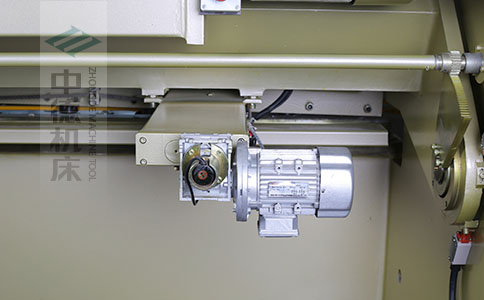 ZDS-832剪板機后檔料結構，平行度高，并采用國內一流品牌軸承，耐磨抗壓壽命長.jpg
