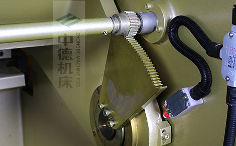 ZDS-450采用高精度刀片間隙調節齒輪，經過淬火高硬度又耐磨，表面鍍鋅不生銹，長年累月使用依然有很高的調節精度.jpg