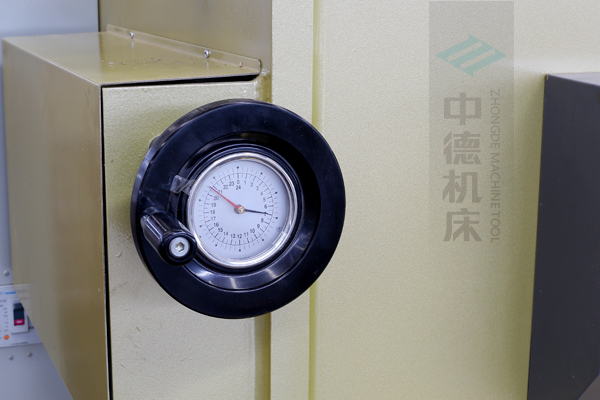 ZDG-640刀片間隙調(diào)節(jié)裝置，設置在機架前面，并有刻度顯示，調(diào)節(jié)方便.jpg